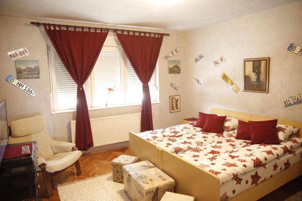 ein Schlafzimmer mit einem Bett und einem Fenster mit Aufklebern in der Unterkunft Ruta 34 in Gornji Milanovac