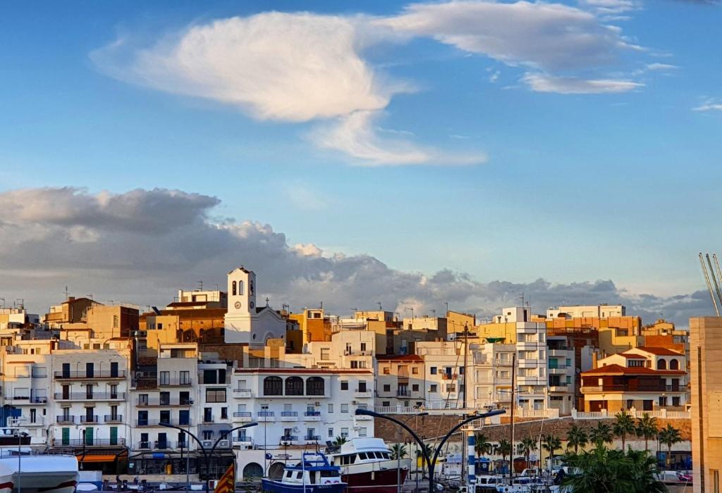 um grupo de edifícios em uma cidade com um céu em CAL SAMARRA em L'Ametlla de Mar