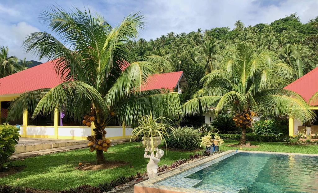 Bazén v ubytování Pintuyan Dive Resort nebo v jeho okolí