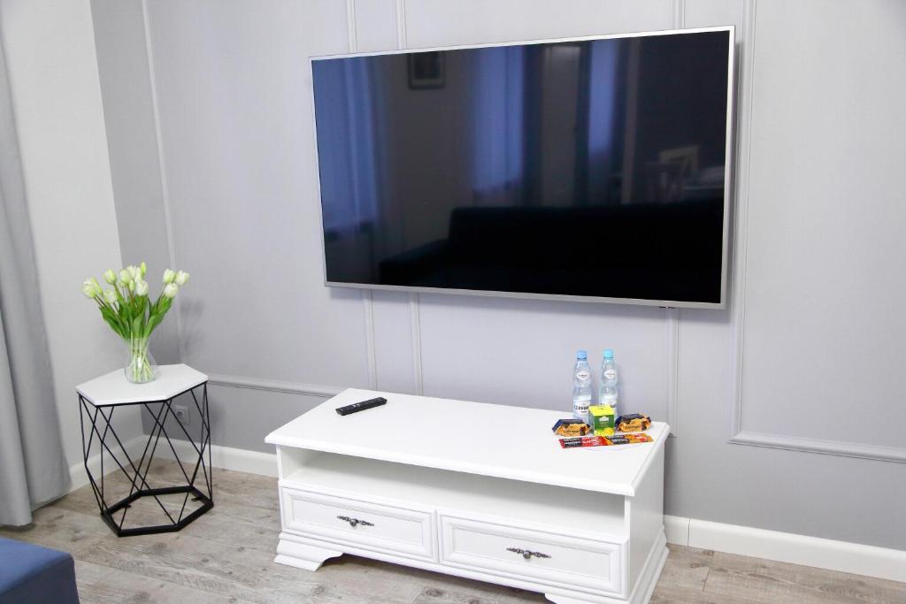 Televízia a/alebo spoločenská miestnosť v ubytovaní Apartament Kryształowy AC Progres