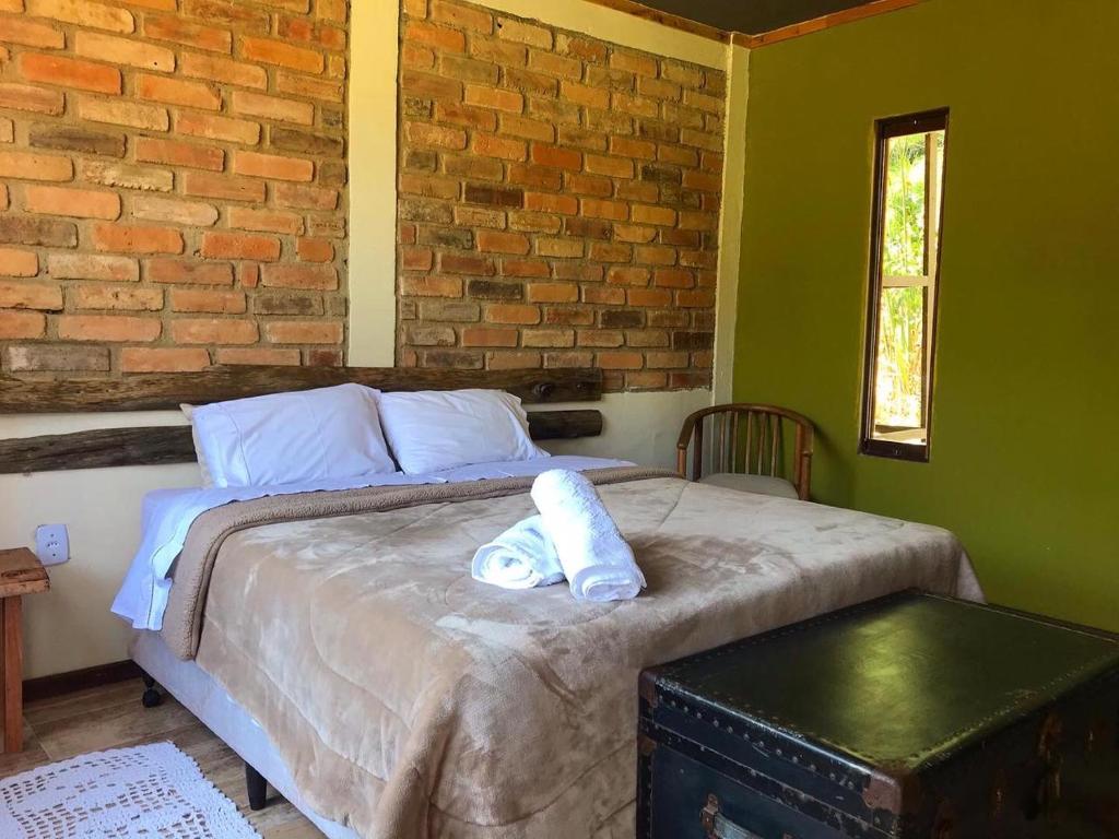 Un pat sau paturi într-o cameră la Reserva Três Picos Chalés