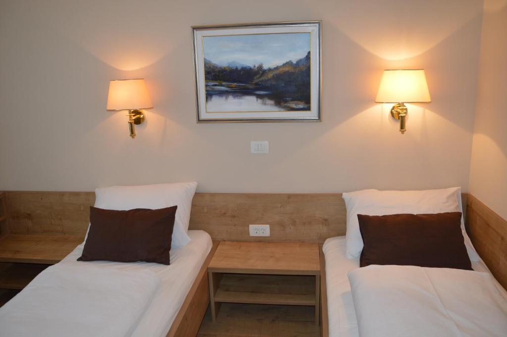 Postel nebo postele na pokoji v ubytování Hotel Slovenj Gradec
