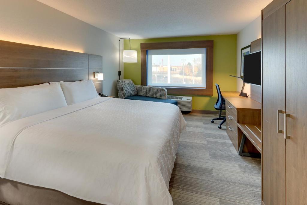 Holiday Inn Express - Cincinnati North - Monroe by IHG - Standard King Room