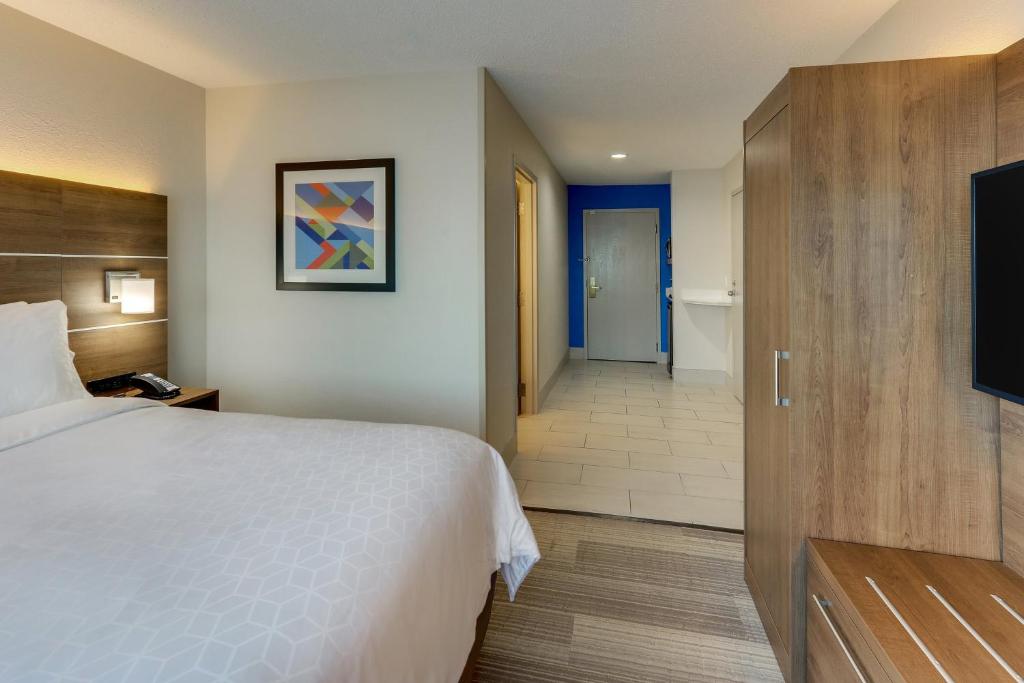 Holiday Inn Express - Cincinnati North - Monroe by IHG - Standard Queen Room