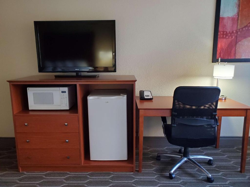Best Western Plus Milwaukee Airport Hotel & Conference Center - Habitación King Con Vistas A La Piscina