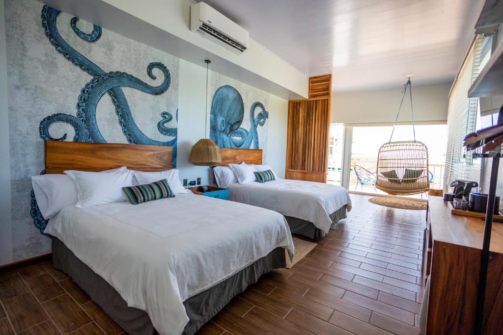 เตียงในห้องที่ Amaka Ocean Living Lodge