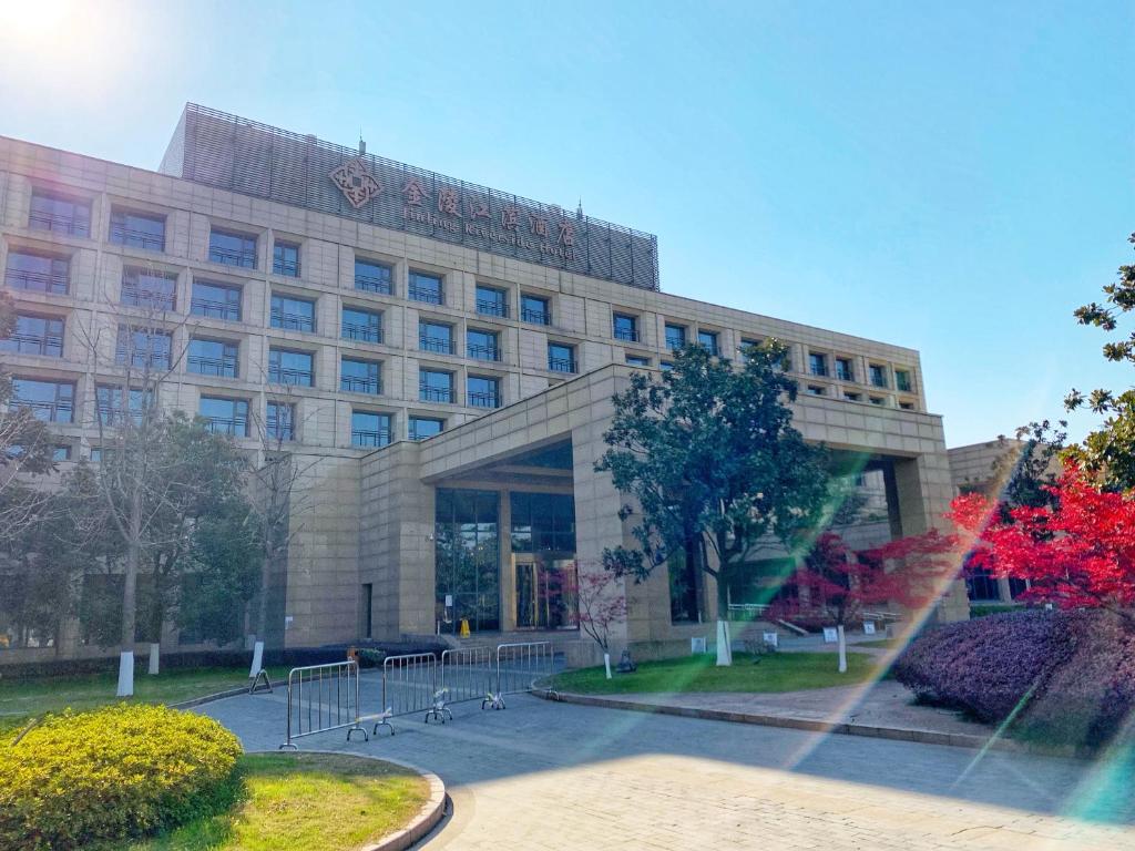 un bâtiment devant un bâtiment dans l'établissement Jinling Riverside Hotel, à Nankin