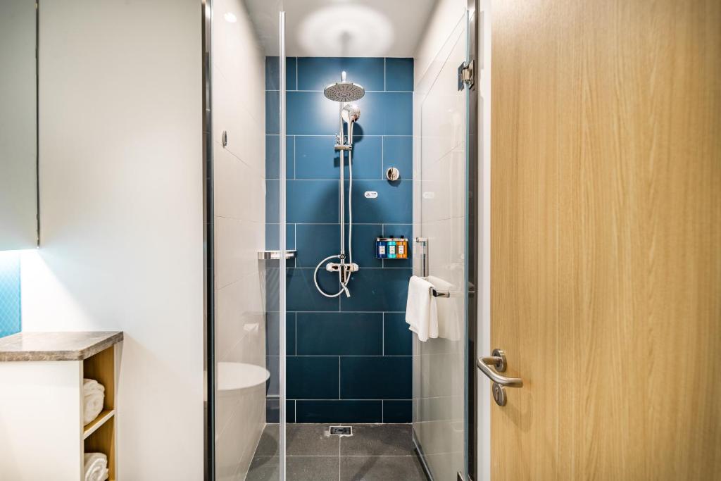 Koupelna v ubytování Holiday Inn Express Shanghai Pudong Zhangjiang by IHG - 20 minutes to New International Expo Center and Disneyland