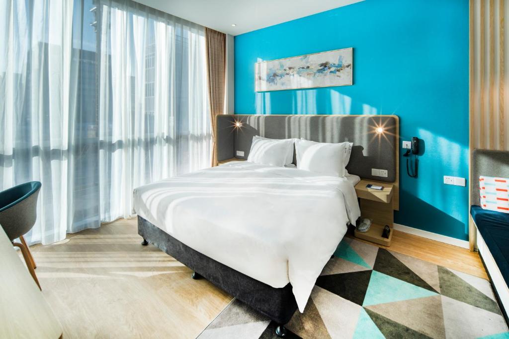 Postel nebo postele na pokoji v ubytování Holiday Inn Express Shanghai Pudong Zhangjiang by IHG - 20 minutes to New International Expo Center and Disneyland