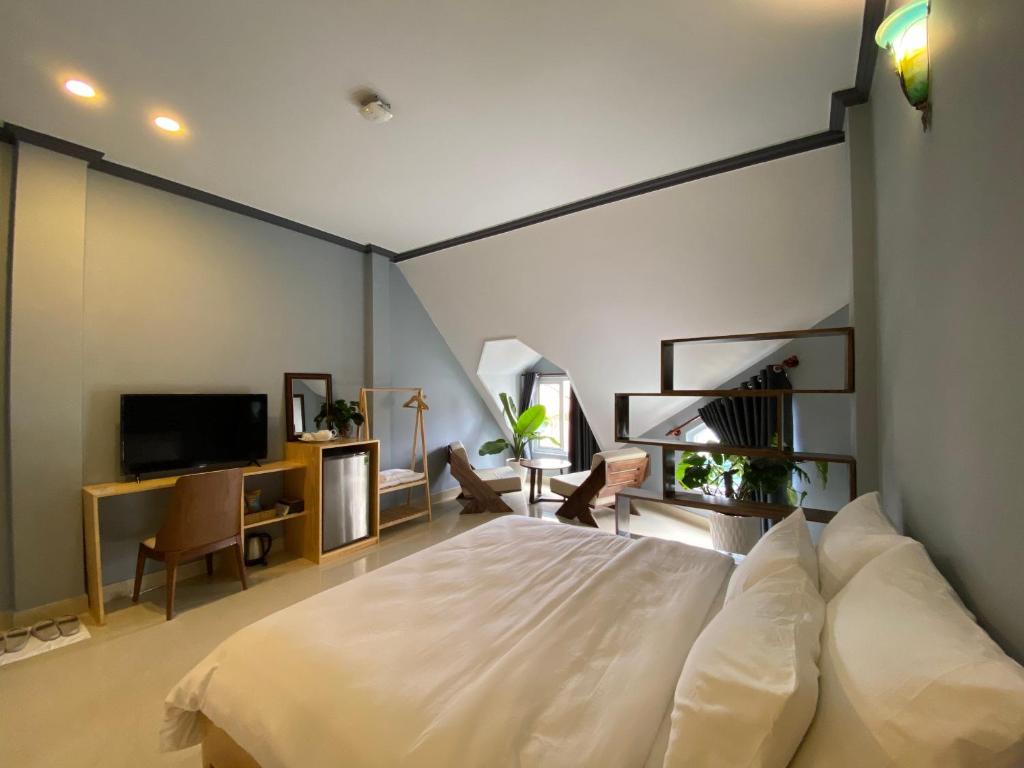 Giường trong phòng chung tại CozyNook Boutique Apartments - 3 thang 2 Street