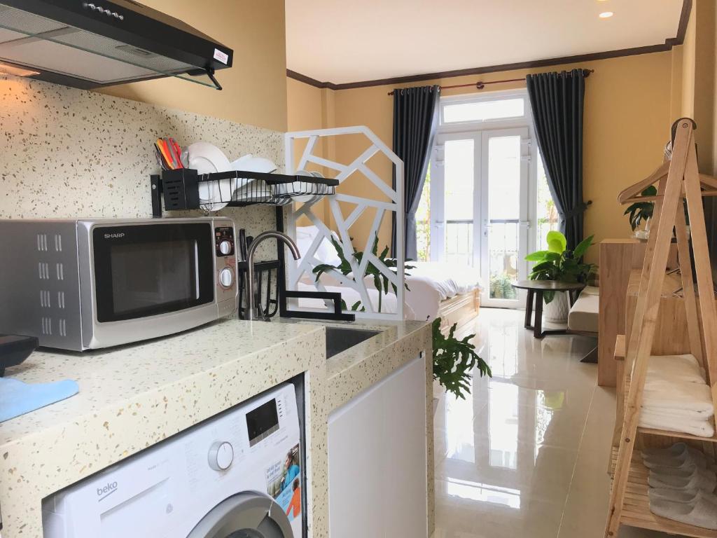 Nhà bếp/bếp nhỏ tại CozyNook Boutique Apartments - 3 thang 2 Street