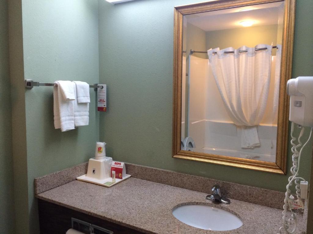 Super 8 by Wyndham Rainsville - Habitación Con Cama Extragrande - No Fumadores