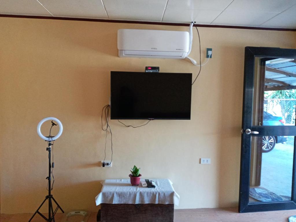 TV a/nebo společenská místnost v ubytování Vievan's transient house