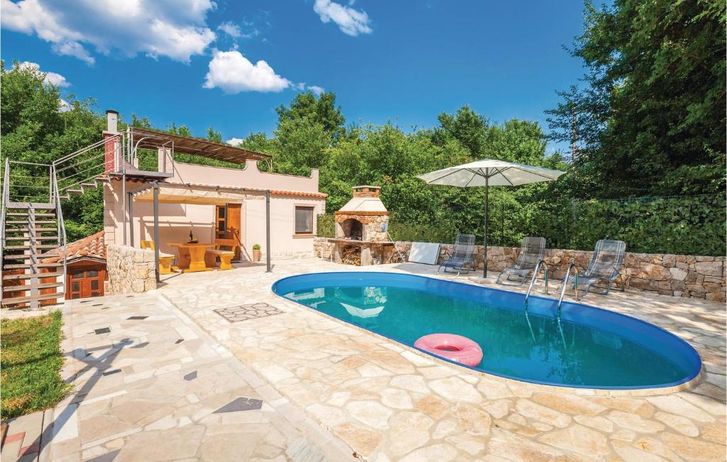 - une piscine dans une cour avec une maison dans l'établissement Beautiful Home In Bribir With 4 Bedrooms, Wifi And Outdoor Swimming Pool, à Bribir