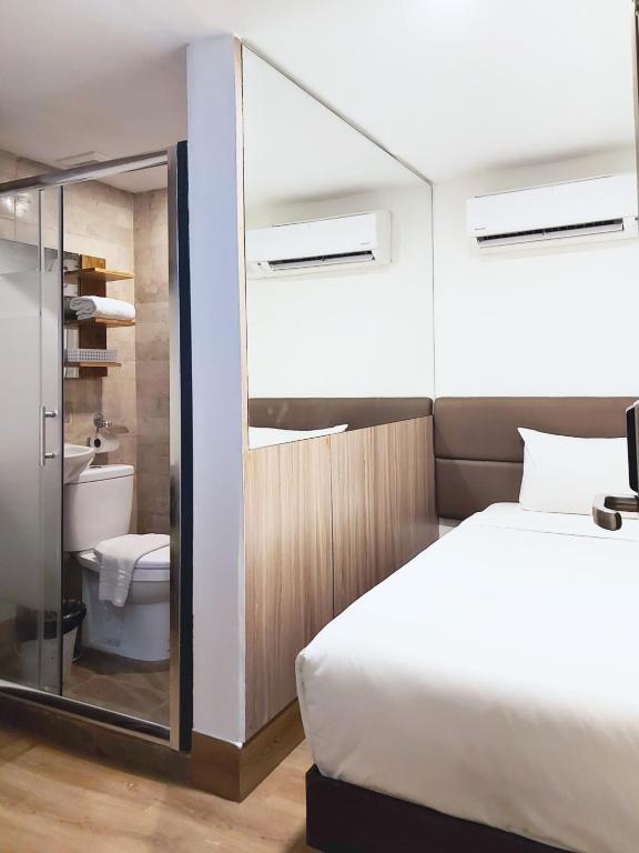 Postel nebo postele na pokoji v ubytování Anex Hotel near US Embassy