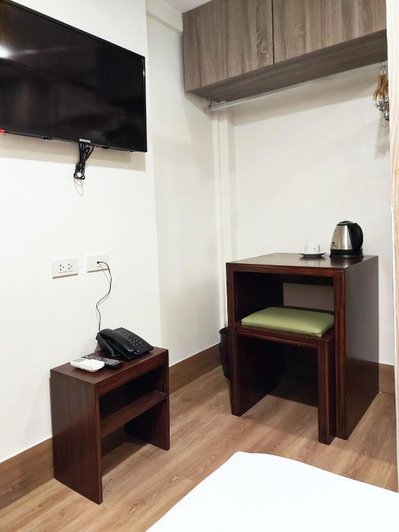 TV a/nebo společenská místnost v ubytování Anex Hotel near US Embassy