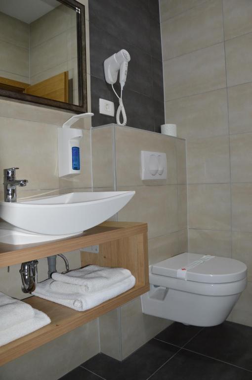 Koupelna v ubytování Hotel Slovenj Gradec