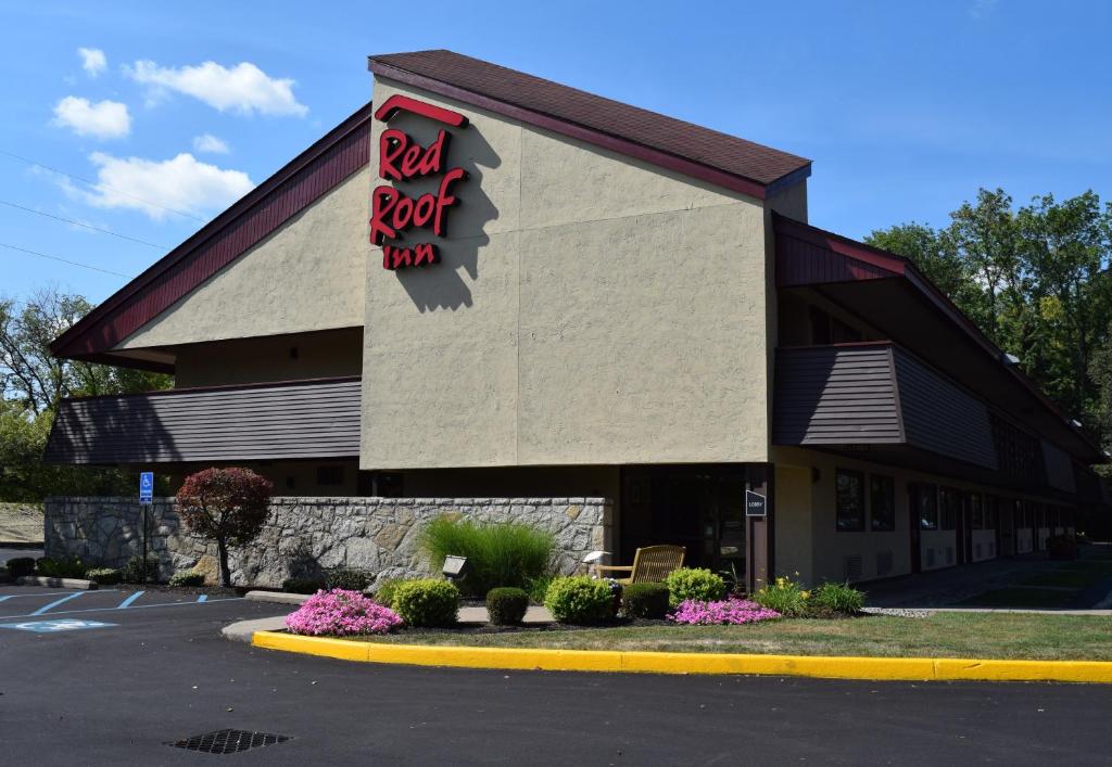 een restaurant met een bord met echte food inn bij Red Roof Inn Utica in Utica