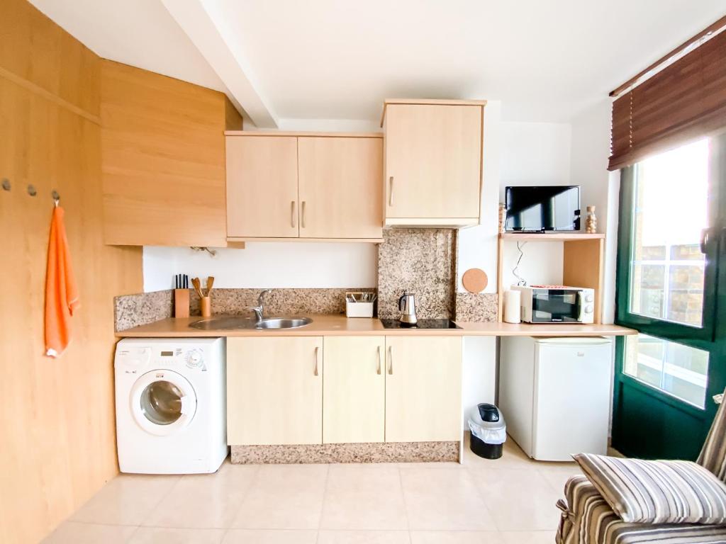 A kitchen or kitchenette at Apartamentos Sapoconcho by ALÔGA