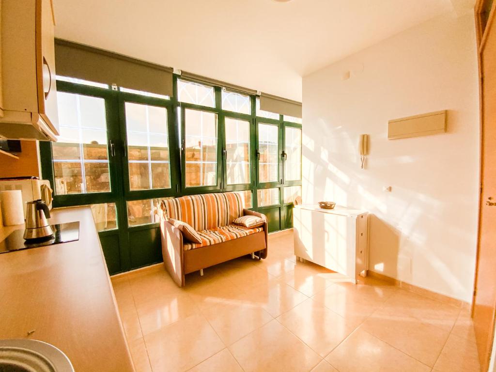 A seating area at Apartamentos Sapoconcho by ALÔGA