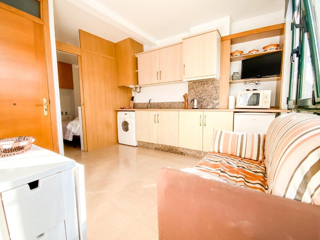 A kitchen or kitchenette at Apartamentos Sapoconcho by ALÔGA
