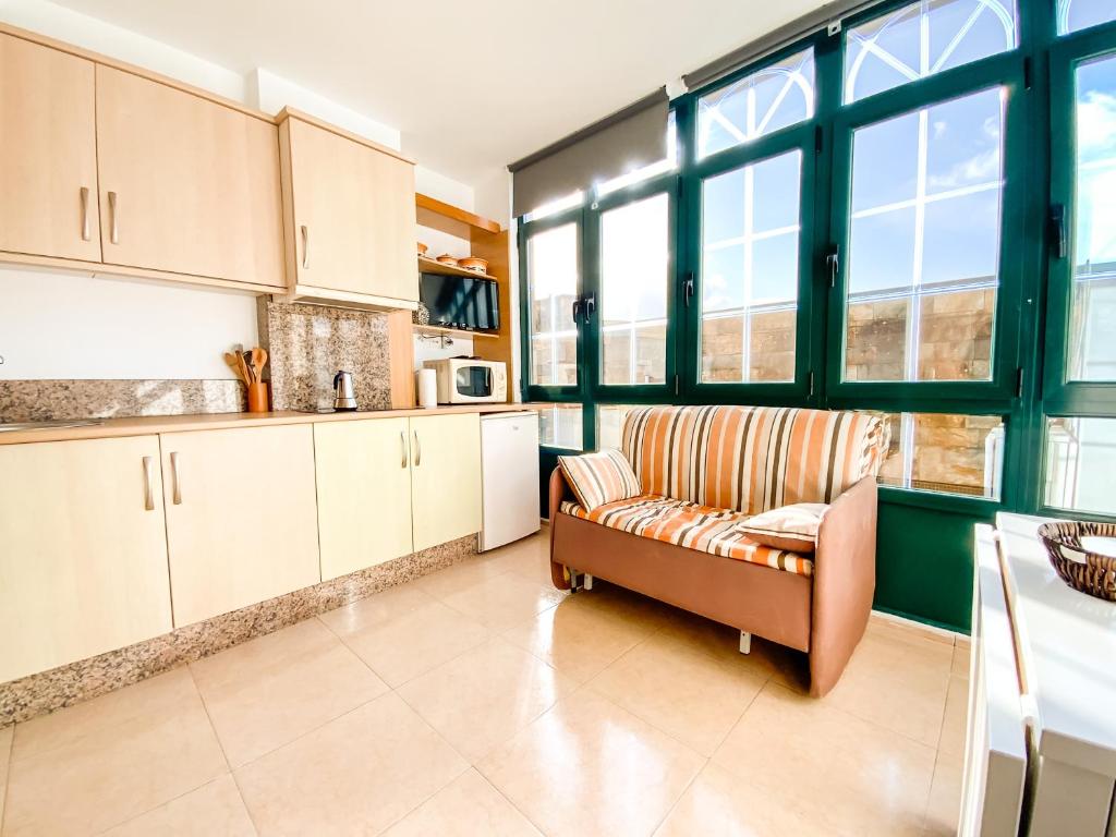 A kitchen or kitchenette at Apartamentos Sapoconcho by ALÔGA