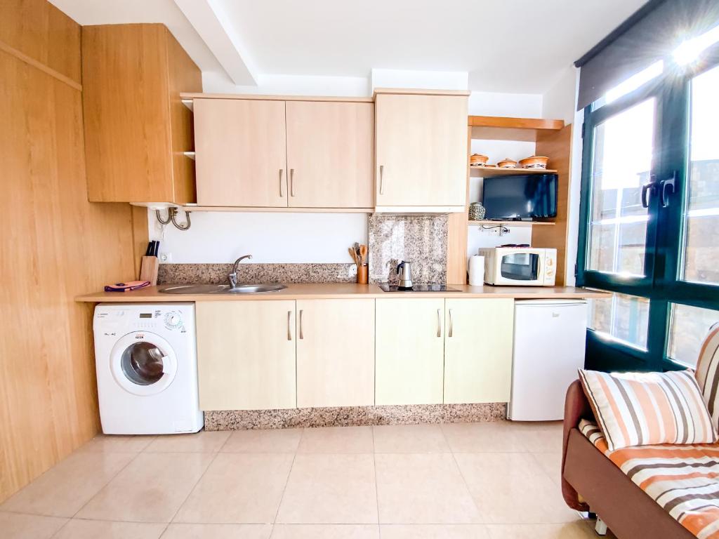 A kitchen or kitchenette at Apartamentos Sapoconcho by ALÔGA