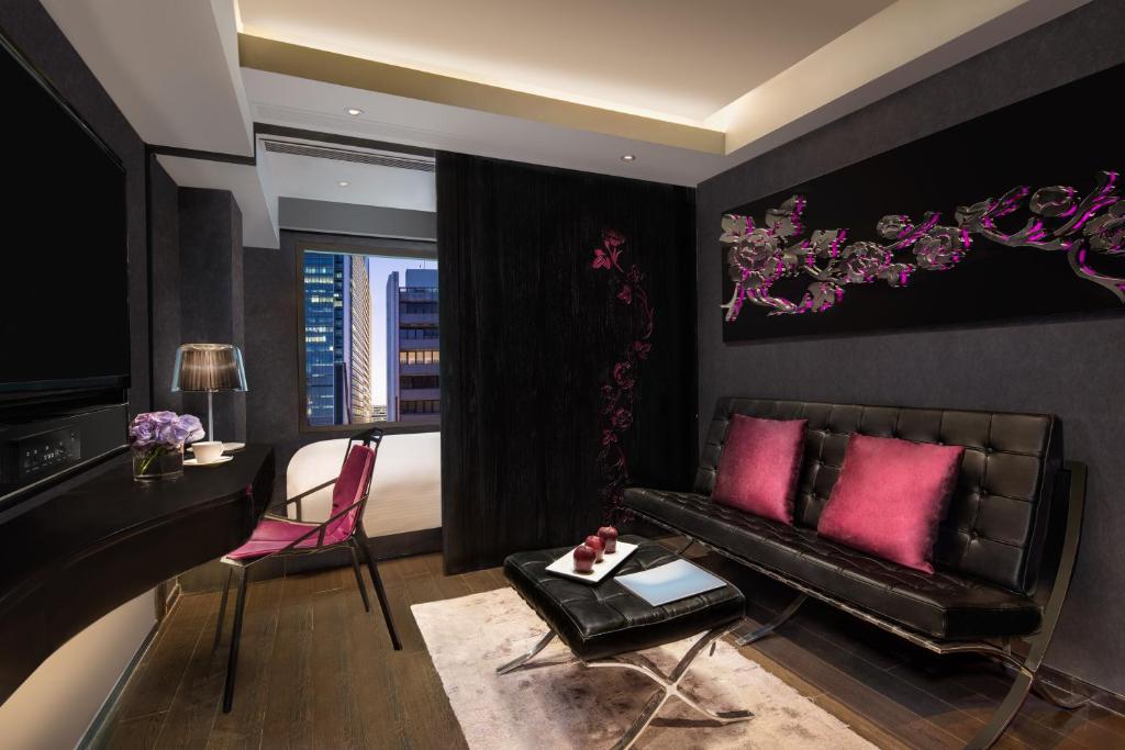 A seating area at Hotel Pravo Hong Kong