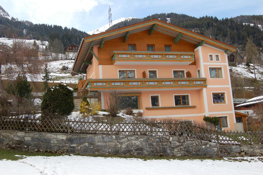 una casa grande en una colina con nieve en el suelo en Landhaus St. Rupert, en Bad Hofgastein