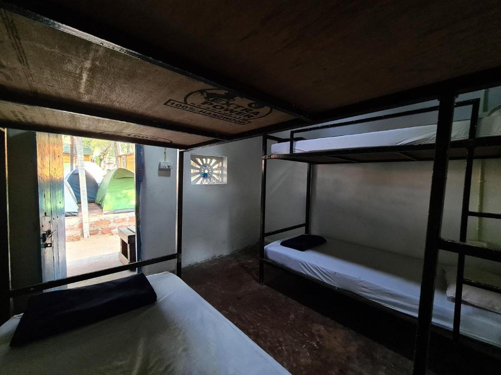 Postel nebo postele na pokoji v ubytování Trippr Gokarna - Beach Hostel