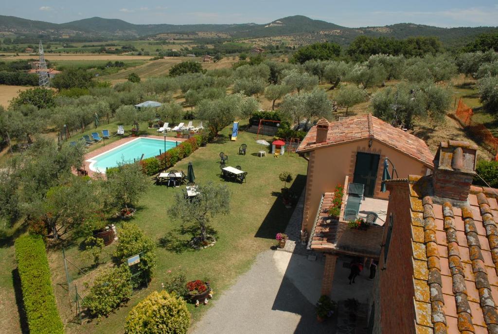 een luchtzicht op een huis en een zwembad bij La Piaggiola degli Olivi in Panicale