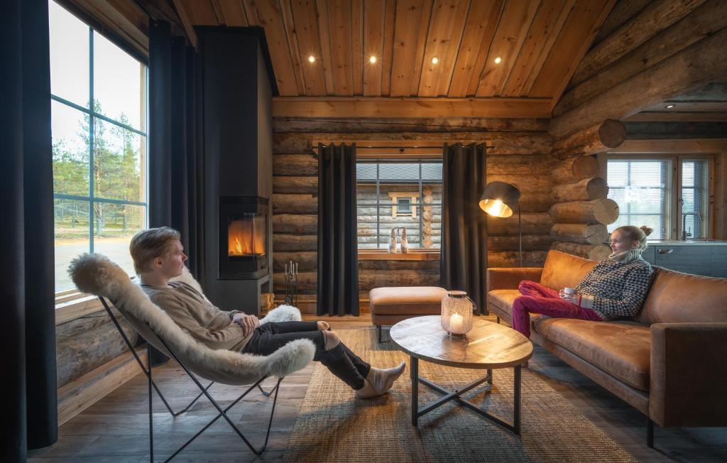 Een zitgedeelte bij Wilderness Hotel Muotka & Igloos