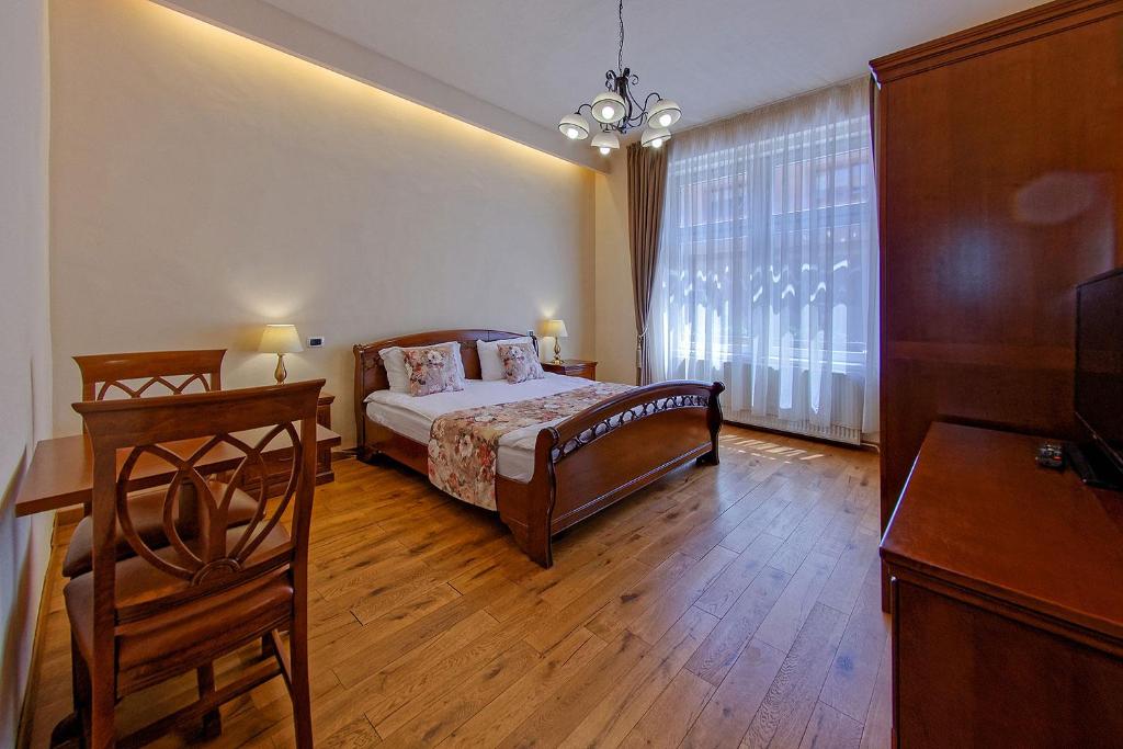 sypialnia z łóżkiem i dużym oknem w obiekcie Residence Castelului w Braszowie
