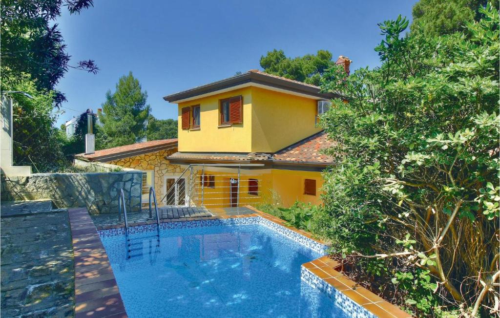 una casa con piscina frente a una casa en 3 Bedroom Gorgeous Home In Buje, en Buje