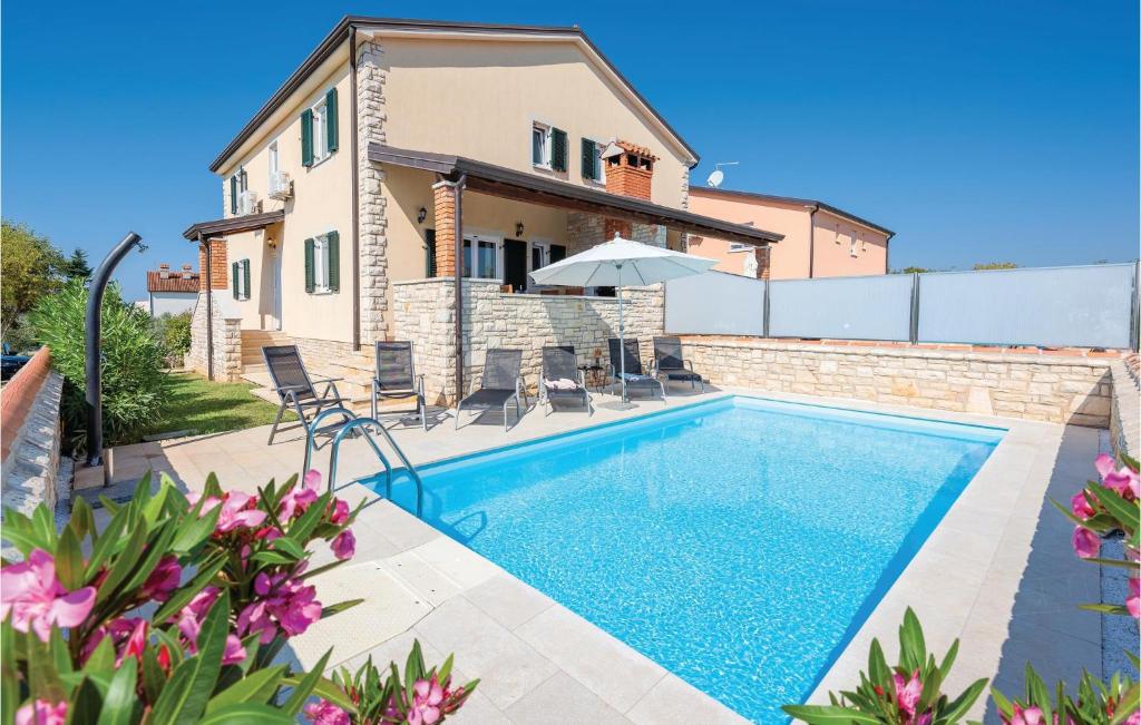 Villa con piscina frente a una casa en Gorgeous Home In Lovrecica With Kitchen en Lovrečica