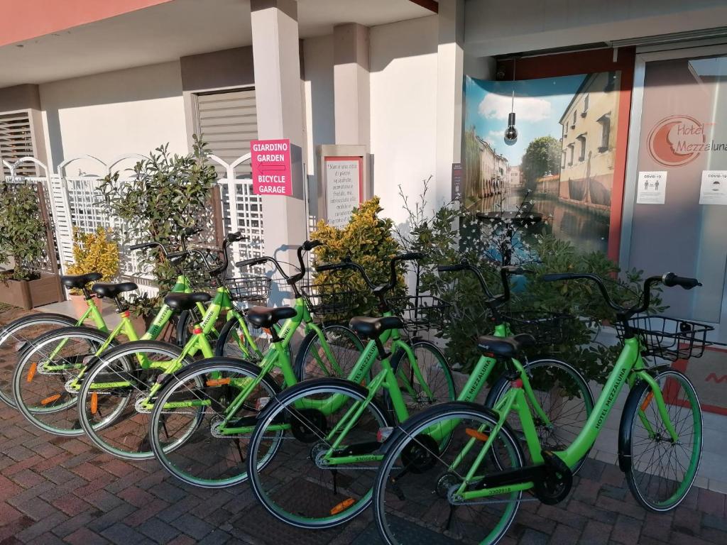 Jízda na kole v ubytování Hotel Mezzaluna nebo okolí