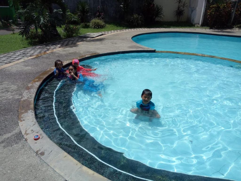 OMAH LUMUT Malang, Best Villa 3 Bedrooms Free Pool Kolam Renang