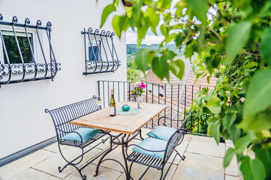 una mesa de madera y sillas en un patio en Wachau-Living, en Dürnstein