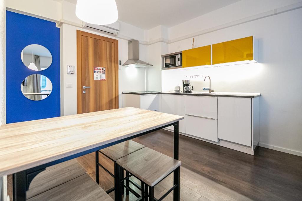 uma cozinha com mesa e cadeiras num quarto em Apartment Vanga em Bolzano