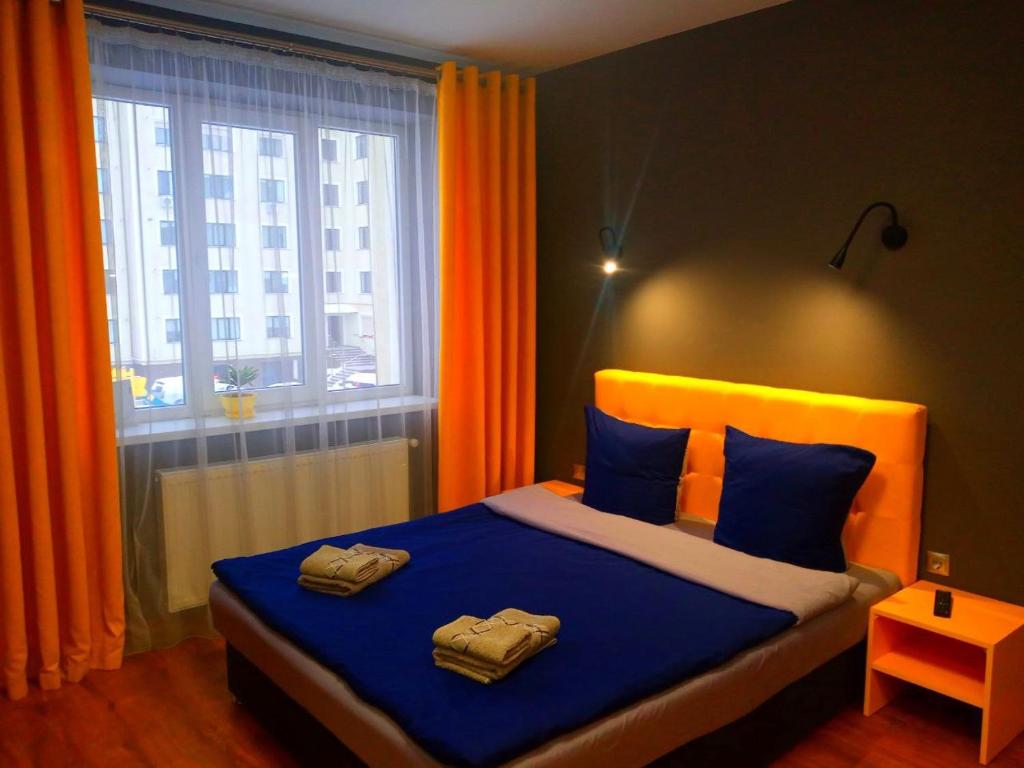 - une chambre avec un lit et 2 serviettes dans l'établissement Нова квартира в центрі міста, à Oujhorod