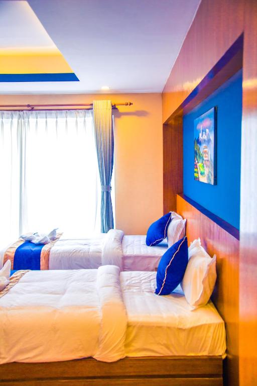 Postel nebo postele na pokoji v ubytování Himalayan Suite Hotel
