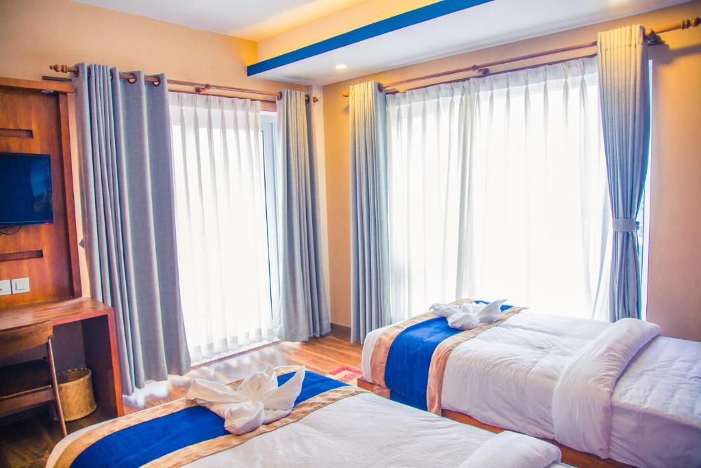 Postel nebo postele na pokoji v ubytování Himalayan Suite Hotel