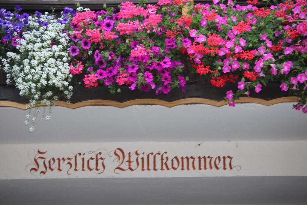 een bos bloemen in een bloembak bij Fetznhof-Zuhaus in Grassau