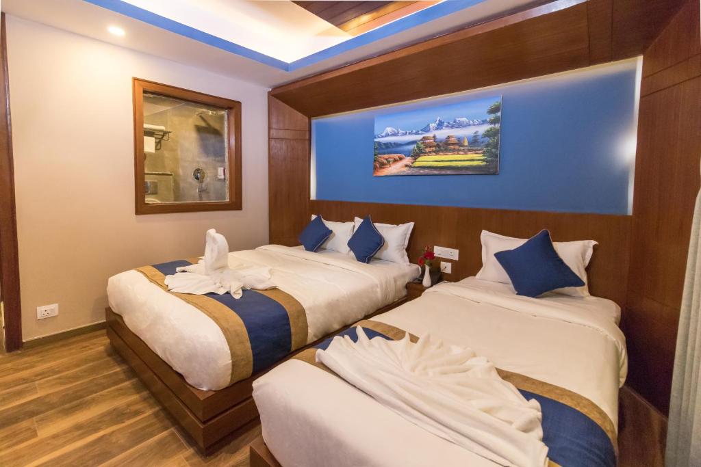 Postel nebo postele na pokoji v ubytování Himalayan Suite Hotel