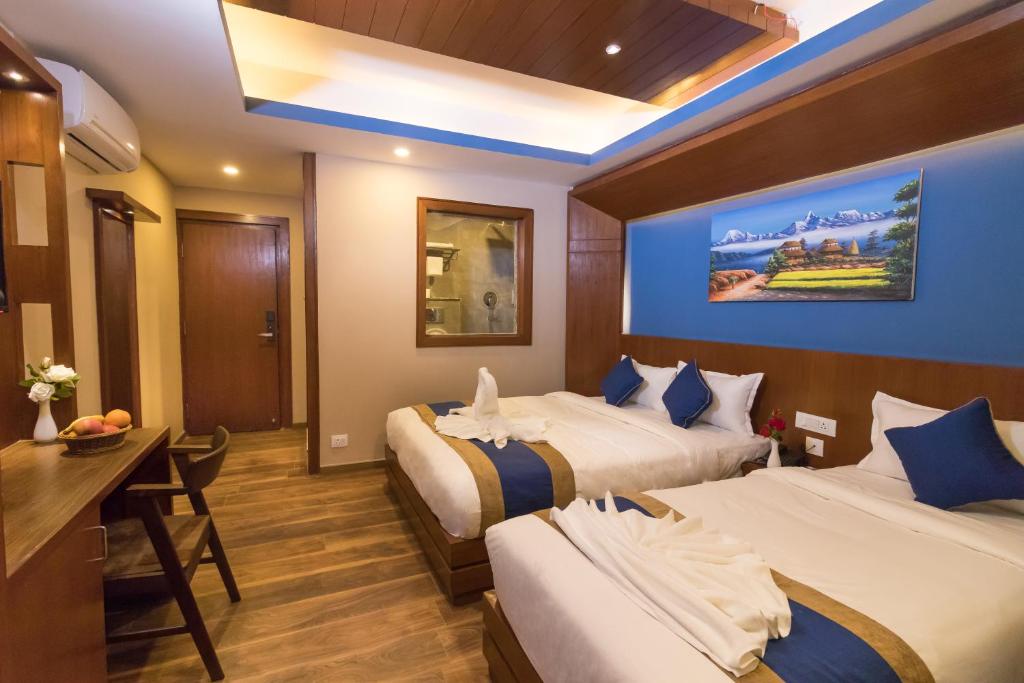 Postel nebo postele na pokoji v ubytování Himalayan Suite Hotel