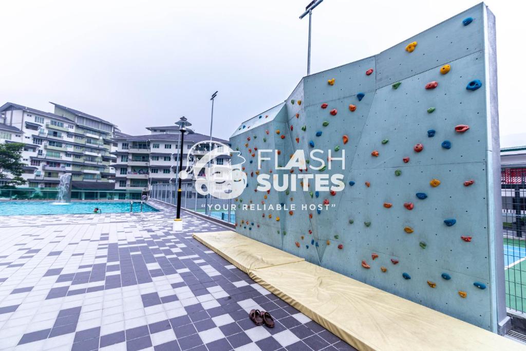 Bazén v ubytování Geo38 Premium Suites at Genting Highlands nebo v jeho okolí