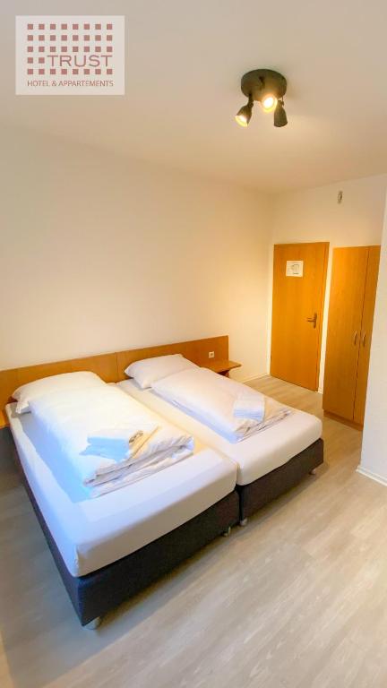 un grande letto in una stanza con soffitto di 24-7 Stadthotel Stuttgart a Stoccarda