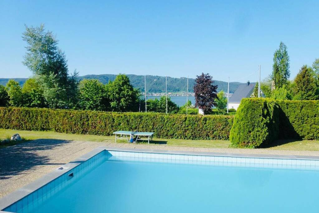 einen Pool mit einer Bank und einem Picknicktisch in der Unterkunft Die Seeblume - Ferienwohnung mit Pool und Seeblick in Bodman-Ludwigshafen