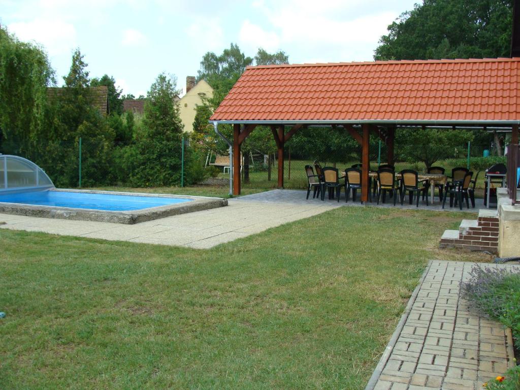 Bazén v ubytování Apartmány Dívčice nebo v jeho okolí