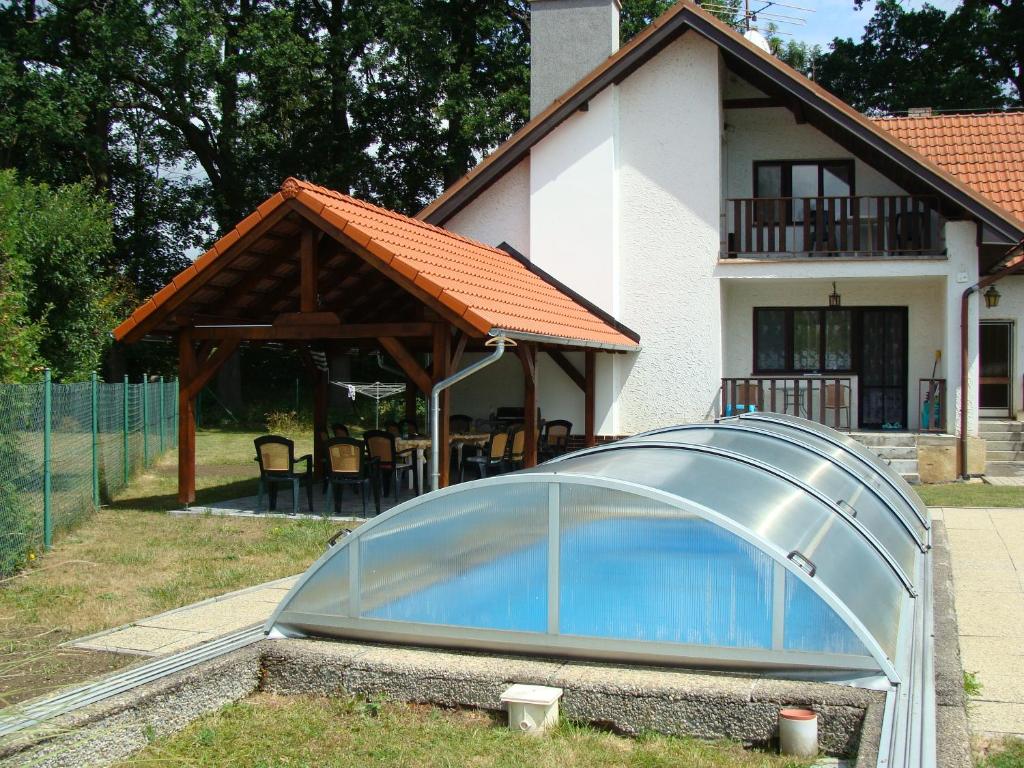 Bazén v ubytování Apartmány Dívčice nebo v jeho okolí